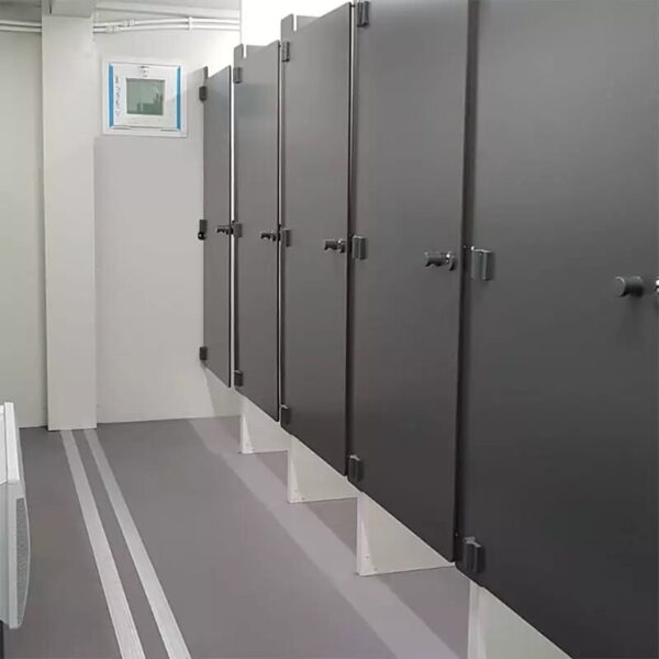 Bungalow sanitaire avec 12 WC